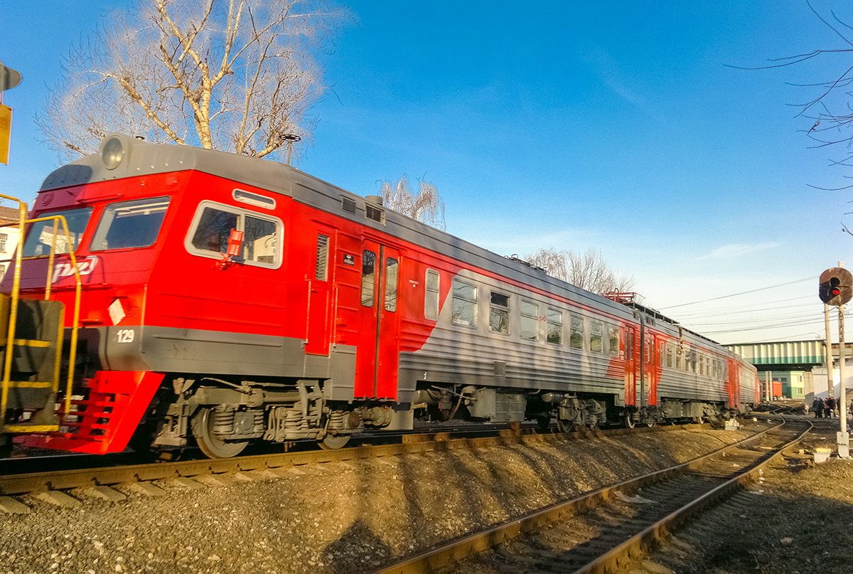 Электропоезд ЭТ2М-129 на станции Перово