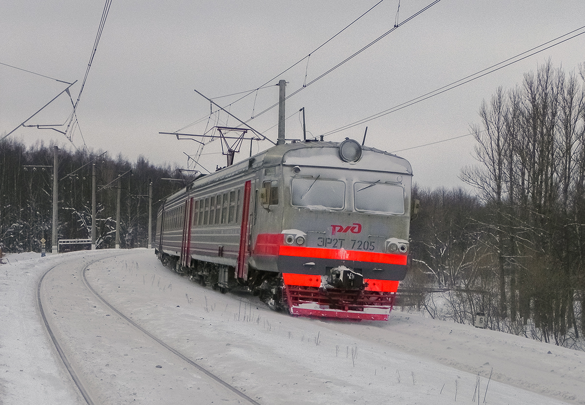 Электропоезд ЭР2Т-7205 на перегоне Детское Село - Павловск