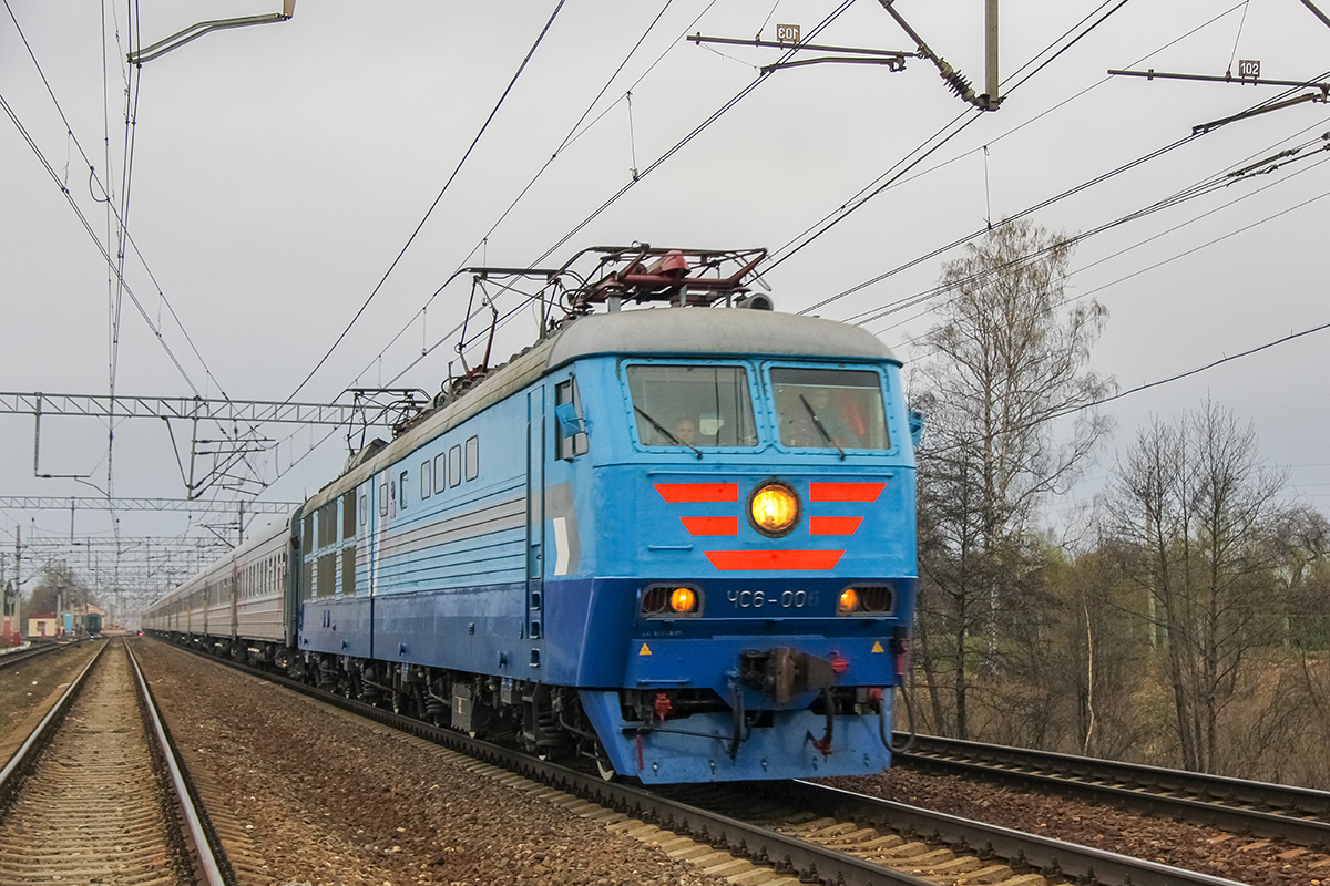 Электровоз ЧС6-006 с пассажирским поездом проследует станцию Решетниково