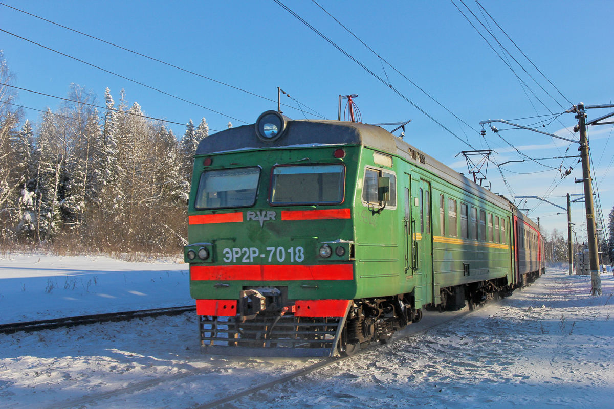 Электропоезд ЭР2Р-7018 на перегоне Волоколамск - Чисмена