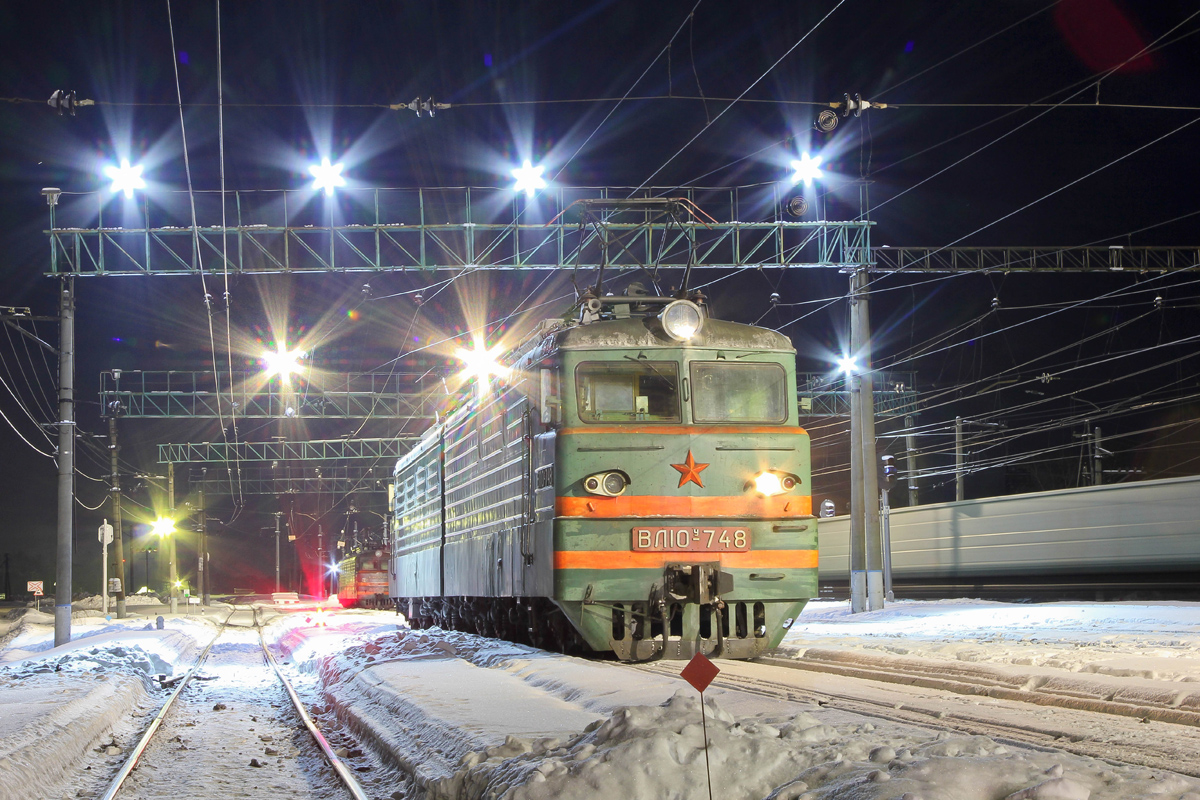 Электровоз ВЛ10У-748 на станции Волоколамск