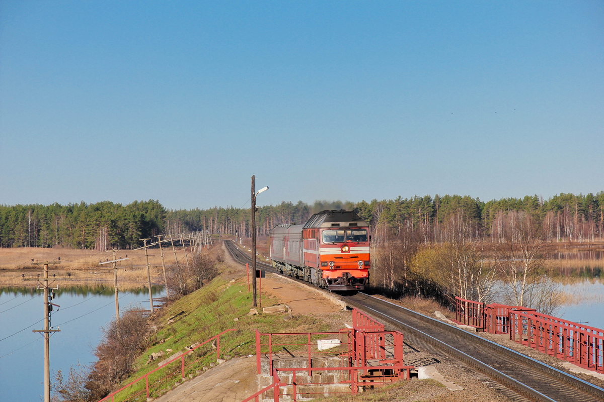 Тепловоз ТЭП70-0097 с пригородным поездом на перегоне Платищенка - Кафтино