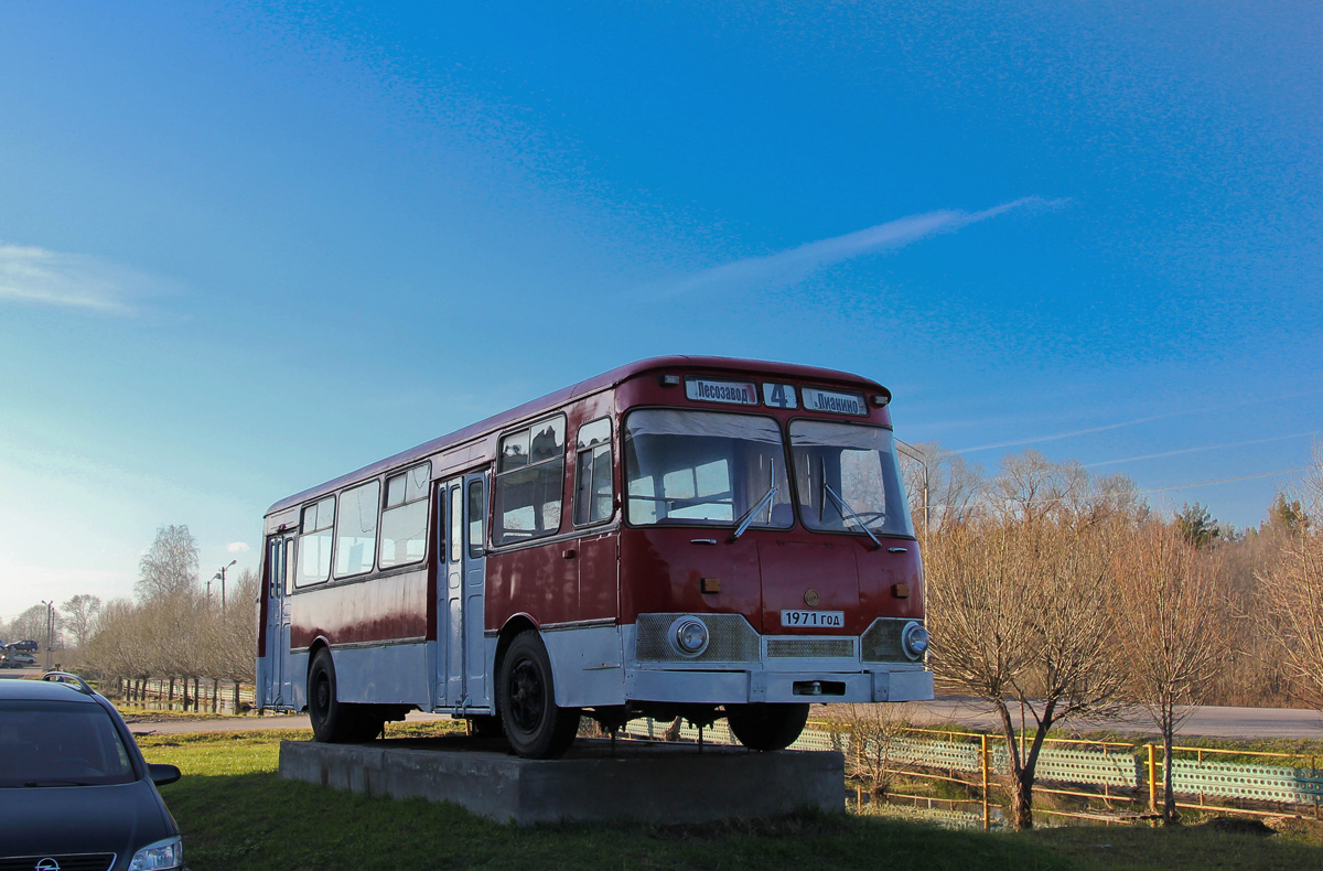 ЛиАЗ-677 на постаменте в городе Вышний Волочёк