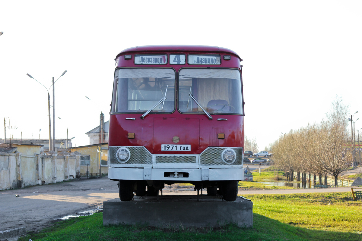 ЛиАЗ-677 на постаменте в городе Вышний Волочёк