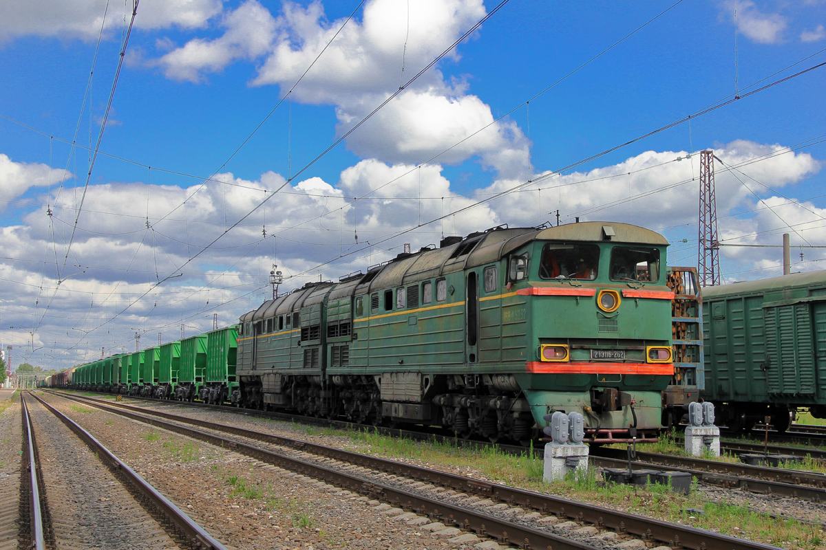 Тепловоз 2ТЭ116-262 с поездом на ст. Торжок