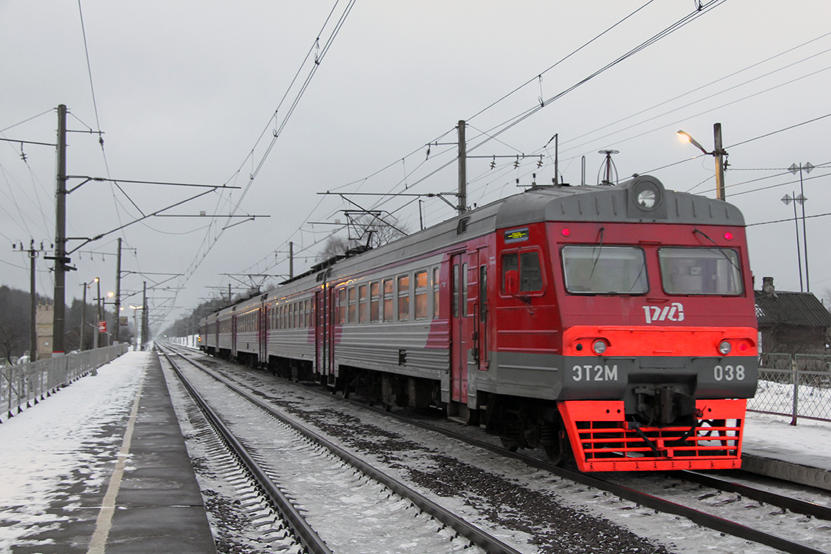 Электропоезд ЭТ2М-038 у платформы Левошинка