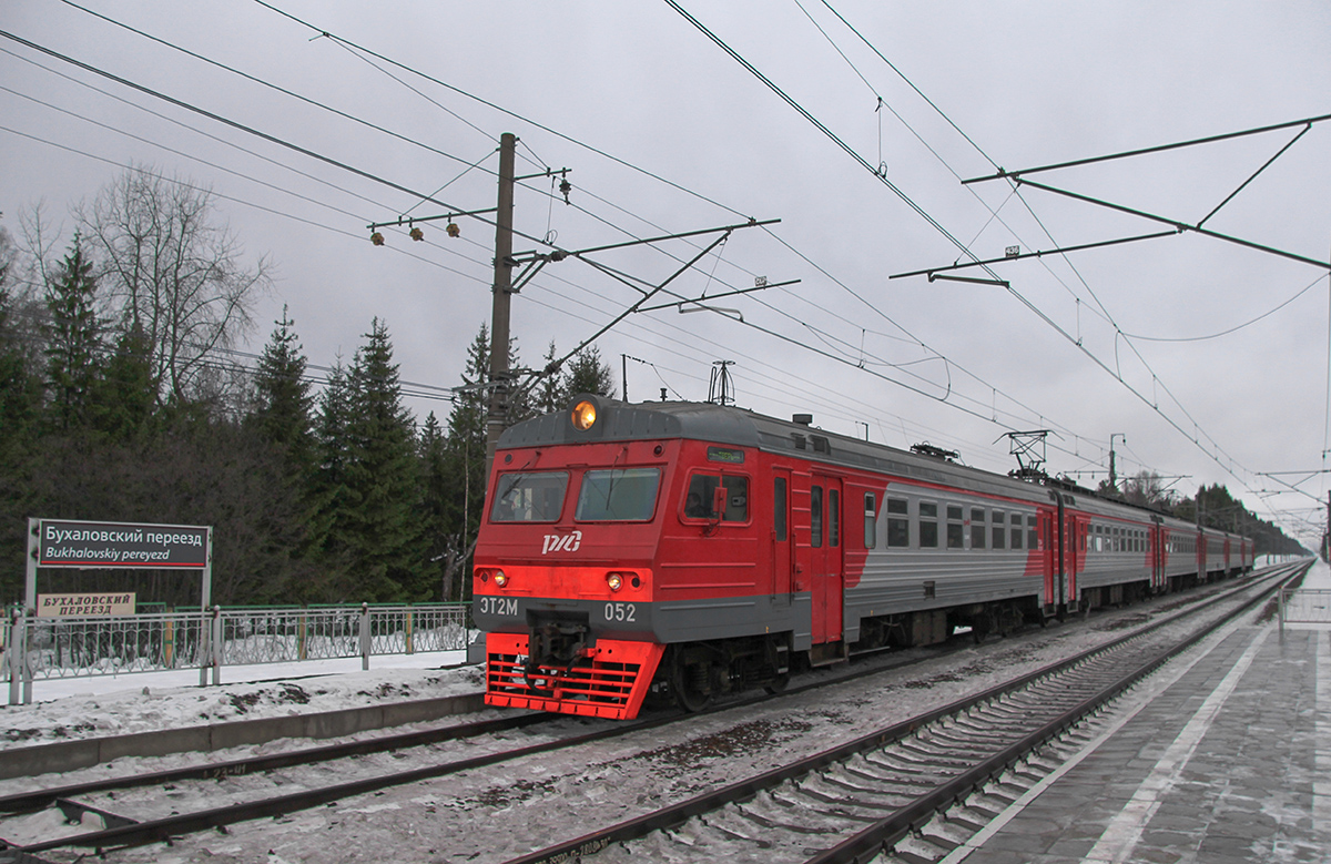 Электропоезд ЭТ2М-052 прибывает к платформе Бухаловский переезд