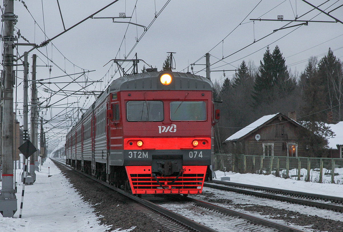 Электропоезд ЭТ2М-074 прибывает к платформе Бухаловский переезд