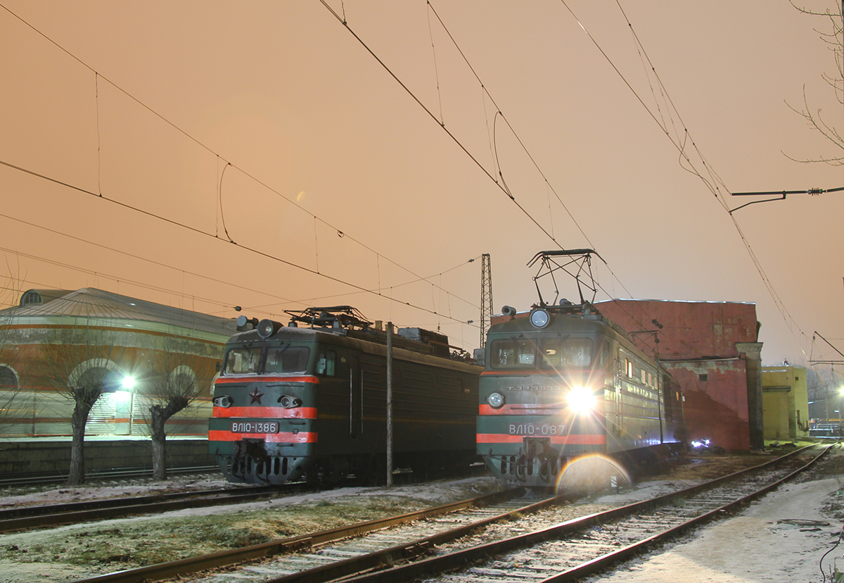 Электровозы ВЛ10-1386 и ВЛ10-087 на станции Тверь