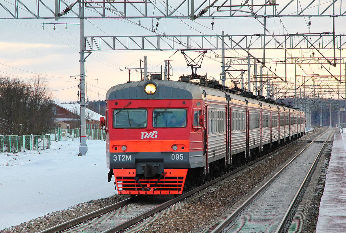 Электропоезд ЭТ2М-095 проследует платформу Кузьминка, перегон Редкино - Тверь