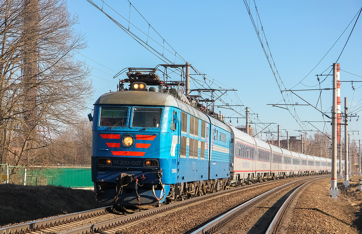 Электровоз ЧС200-007 в голове поезда "Невский экспресс" на перегоне Клин - Решетниково