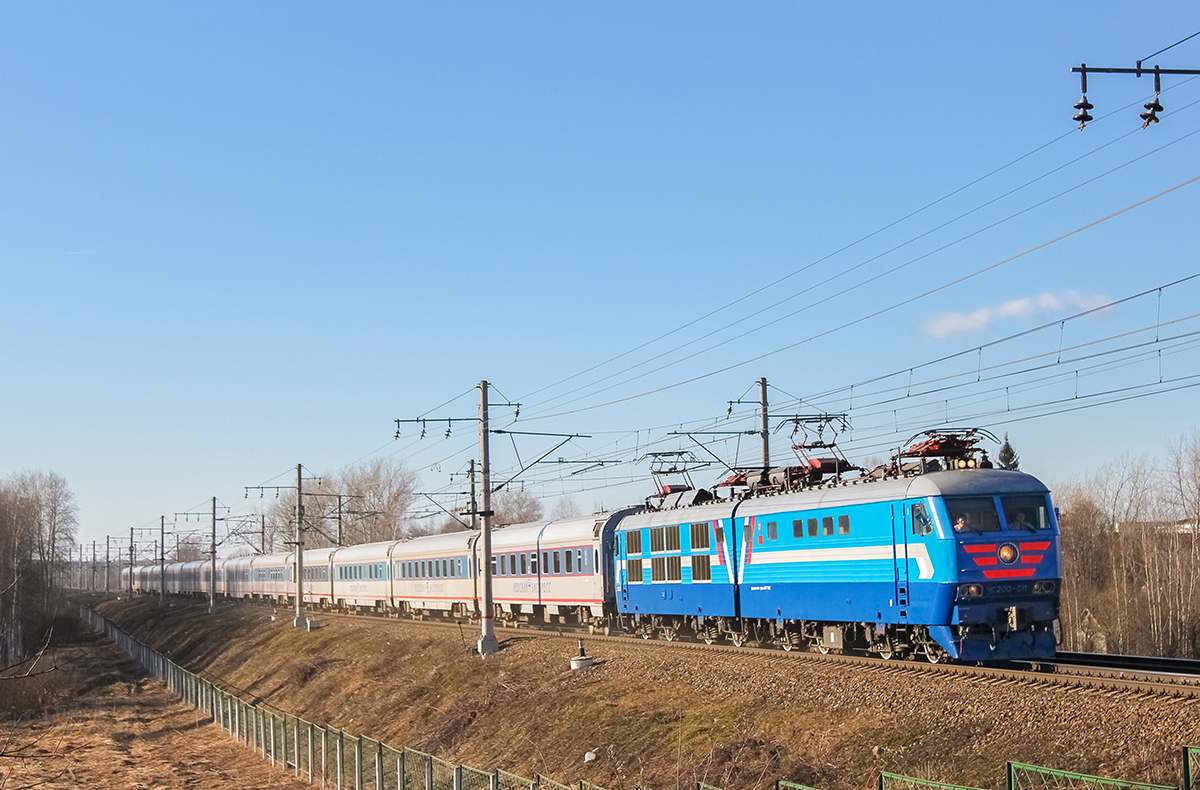 Электровоз ЧС200-011 в голове поезда "Невский экспресс" на перегоне Решетниково - Клин
