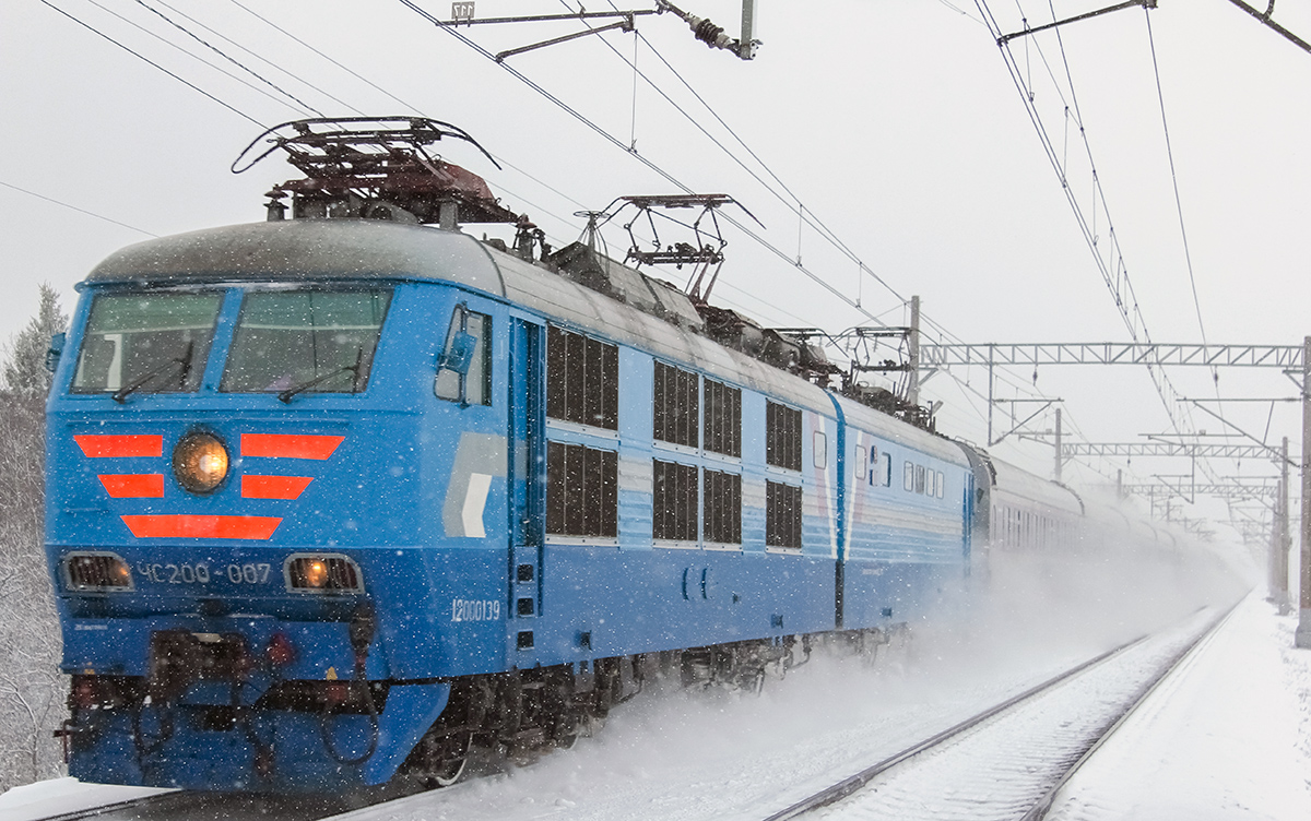 Электровоз ЧС200-007 во главе поезда "Невский экспресс" на перегоне Тверь - Редкино