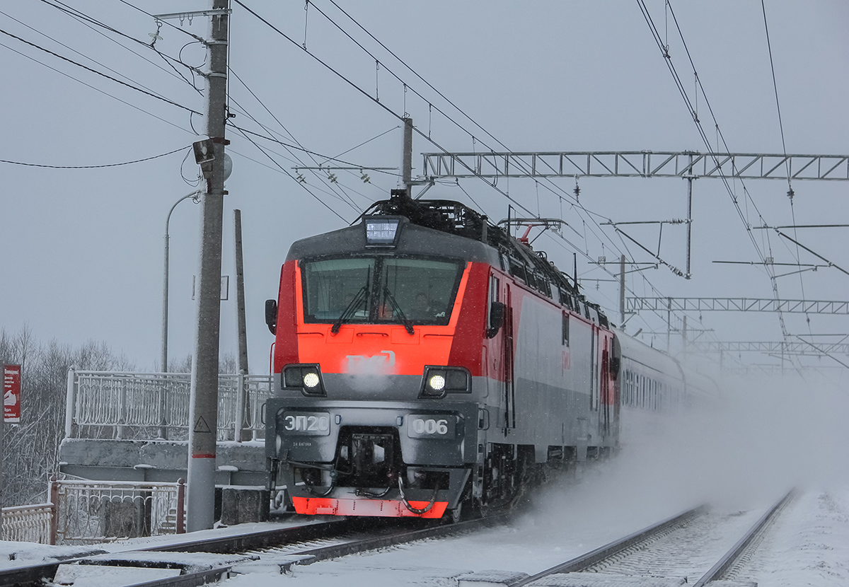 Электровоз ЭП20-006 во главе поезда "Невский экспресс" на перегоне Редкино - Тверь
