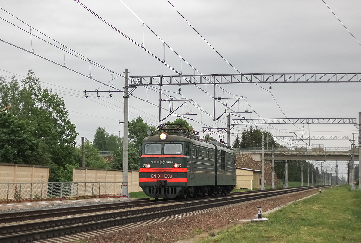Электровоз ВЛ10-1530 проследует платформу Кулицкая, перегон Дорошиха - Лихославль