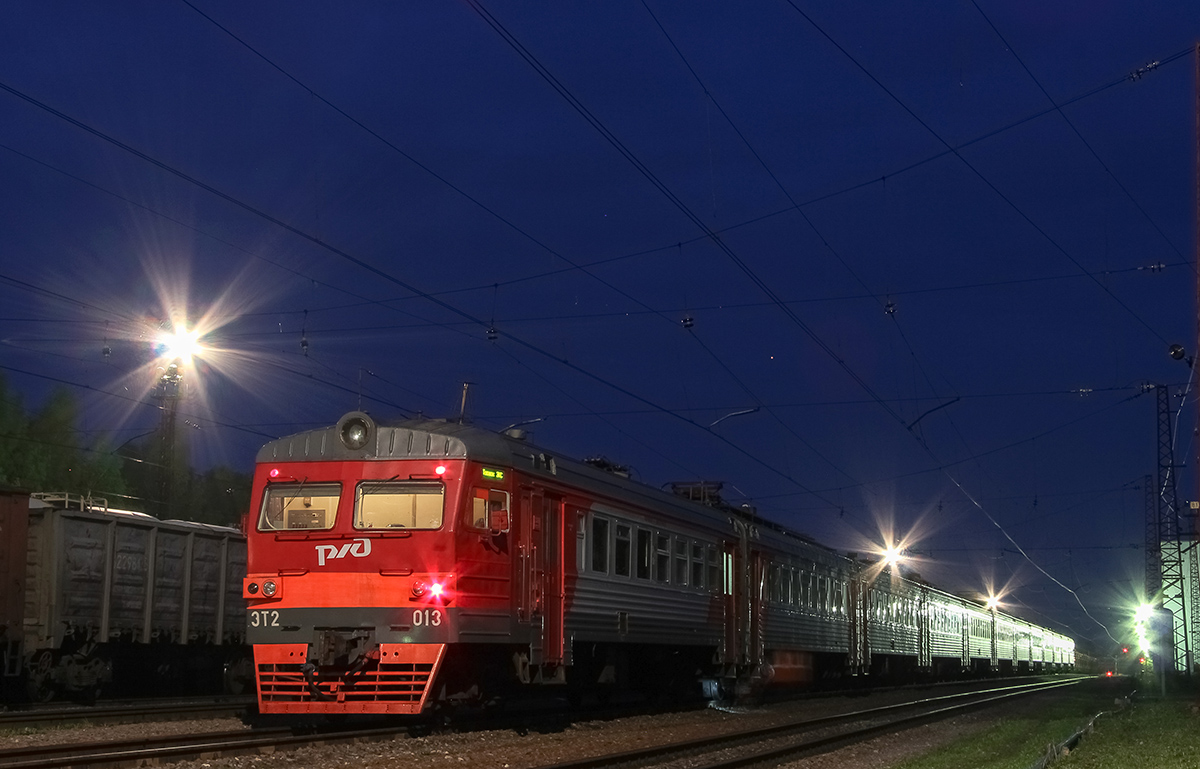 Электропоезд ЭТ2-013 на станции Торжок