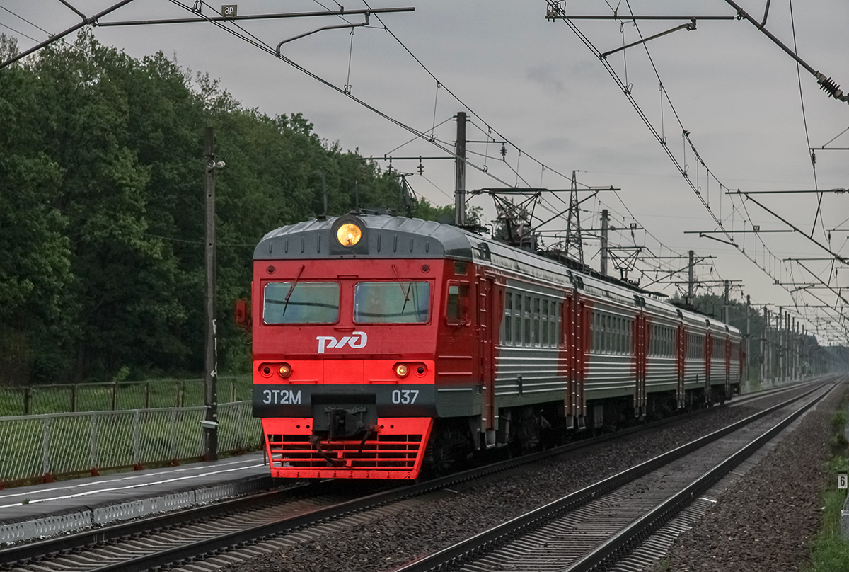 Электропоезд ЭТ2М-037 прибывает к платформе Брянцево, перегон Дорошиха - Лихославль