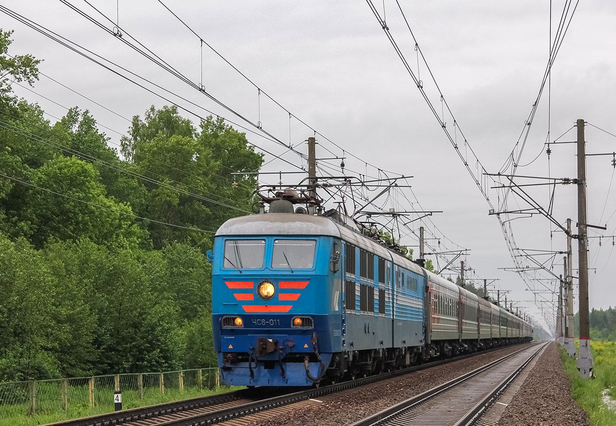 Электровоз ЧС6-011 с поездом в окрестностях платформы Брянцево, перегон Лихославль - Дорошиха