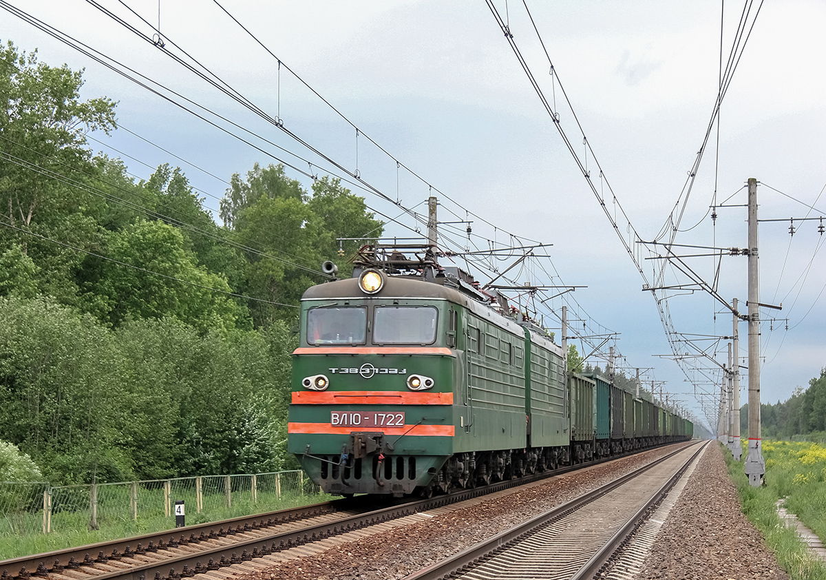 Электровоз ВЛ10-1722 в голове грузового поезда, в окрестностях платформы Брянцево, перегон Лихославль - Дорошиха