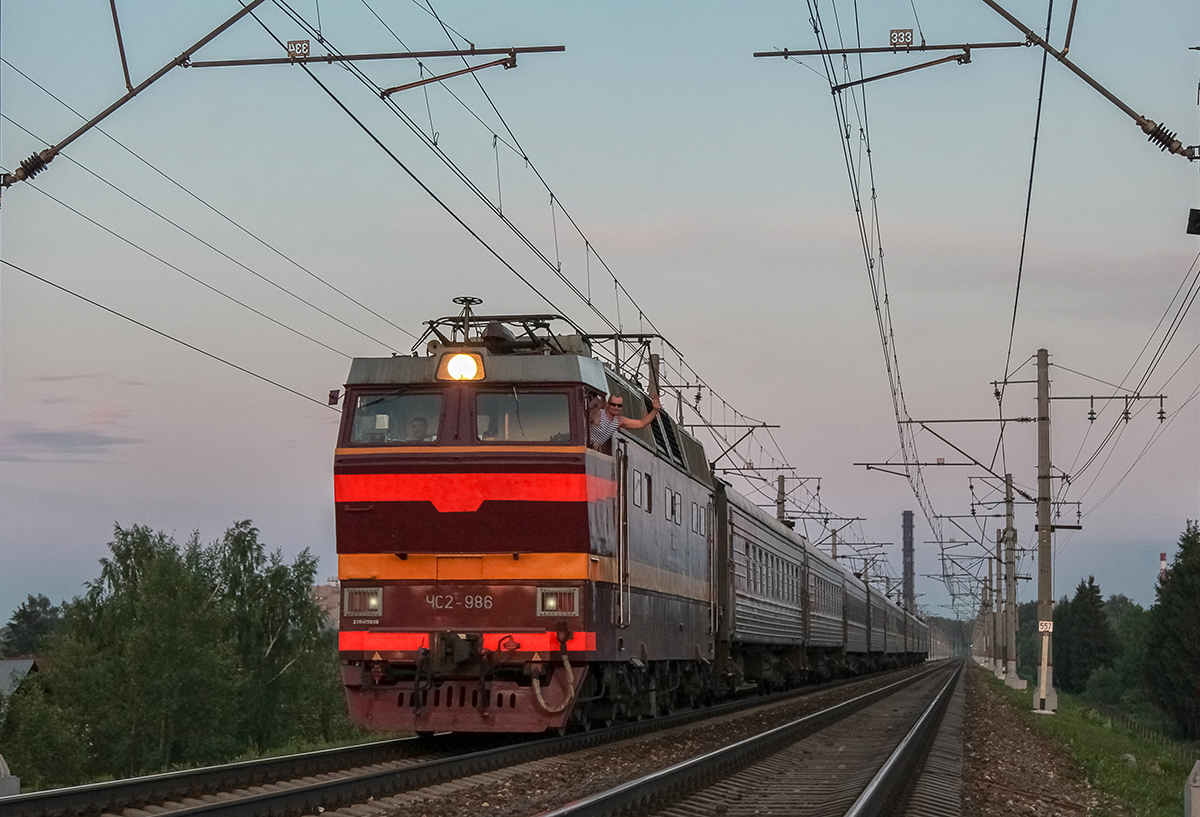 Электровоз ЧС2Т-986 в голове поезда на перегоне Клин - Решетниково