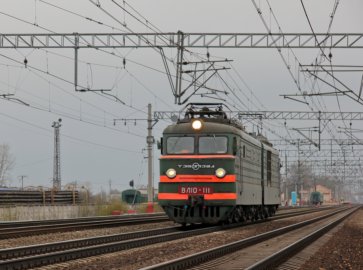Электровоз ВЛ10-111 на станции Решетниково