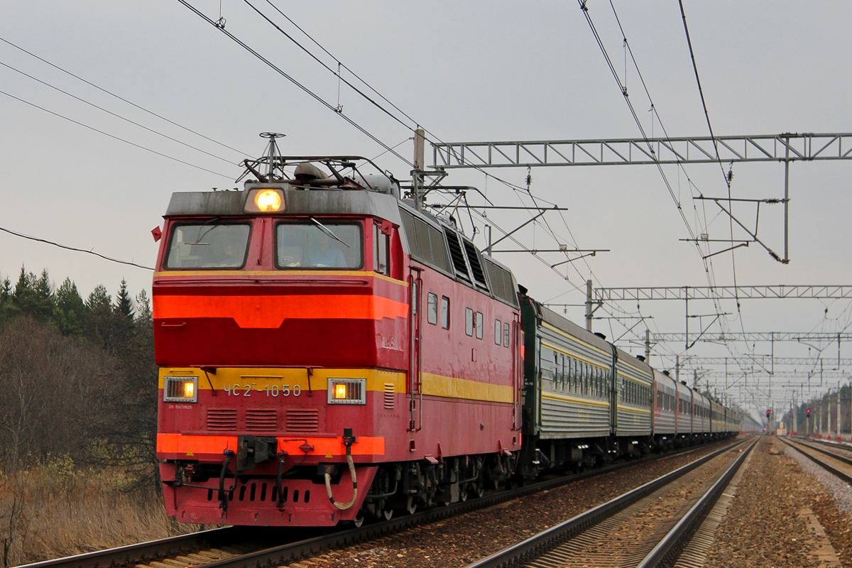 Электровоз ЧС2Т-1050 с пассажирским поездом на станции Решетниково