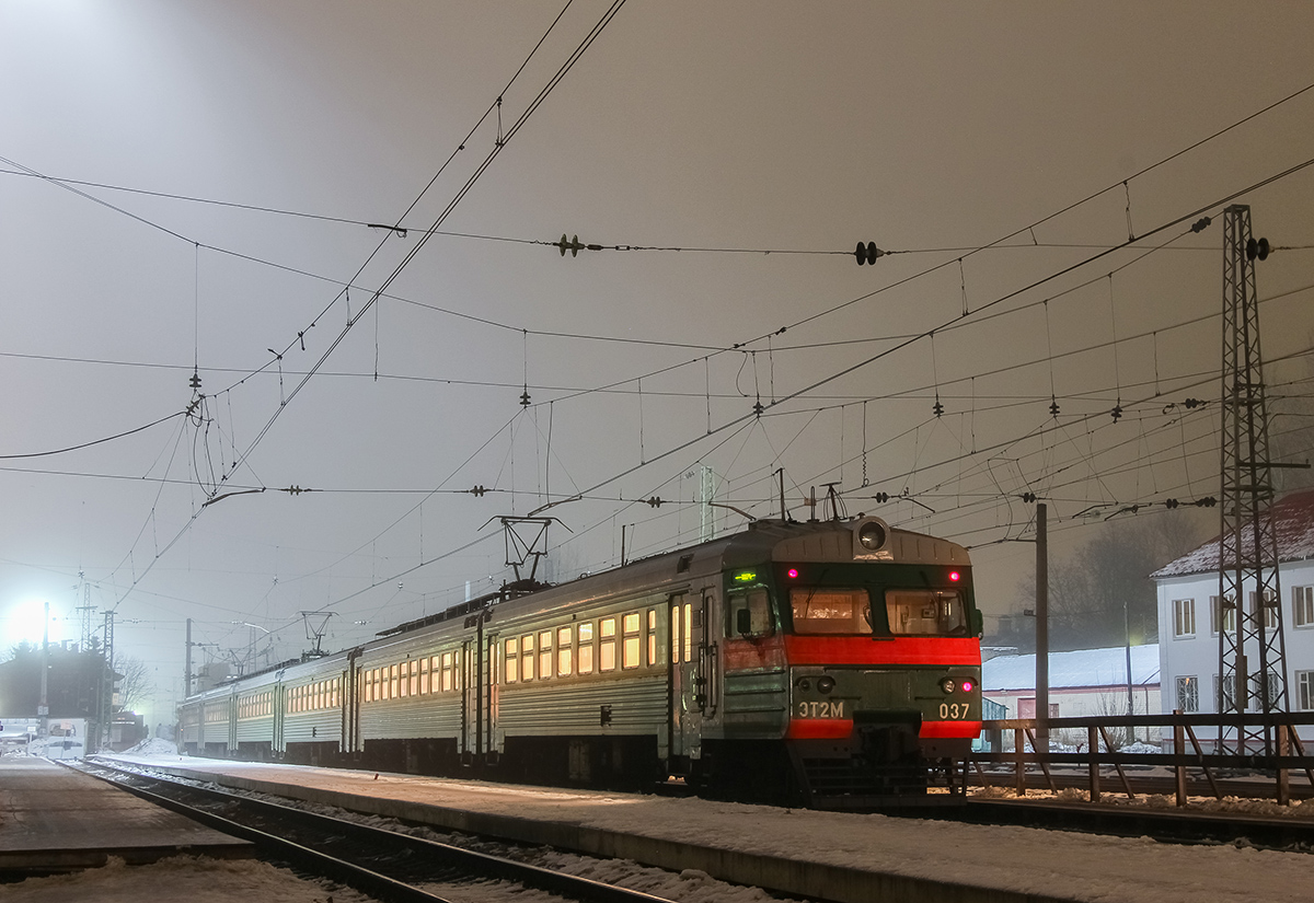 Электропоезд ЭТ2М-037 на станции Тверь