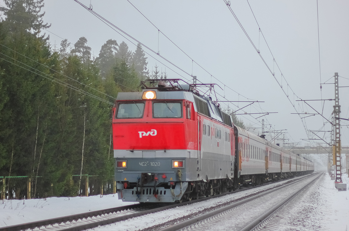Электровоз ЧС2Т-1020 во главе пассажирского поезда, перегон Лихославль - Дорошиха