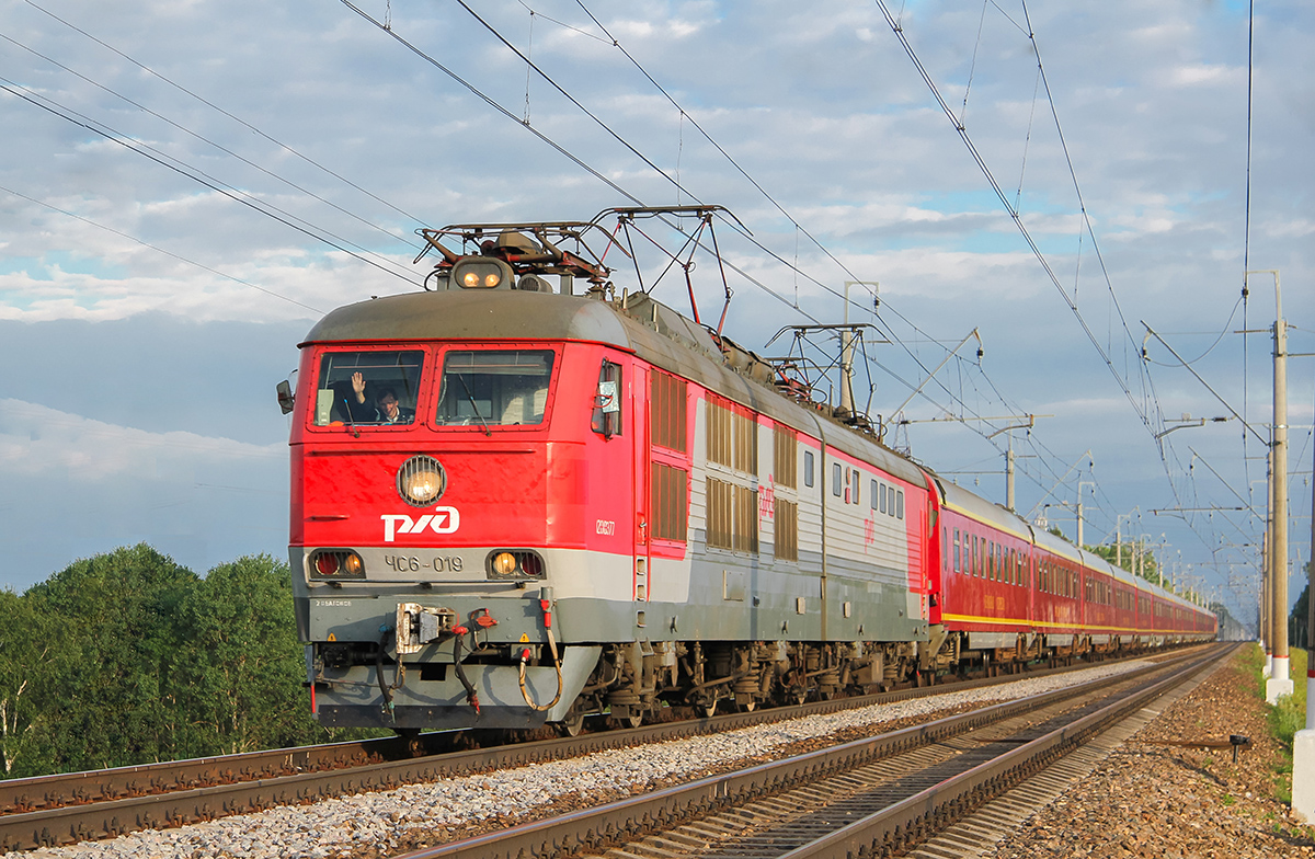Электровоз ЧС6-019 с поездом близ платформы Сенеж, перегон Клин - Подсолнечная
