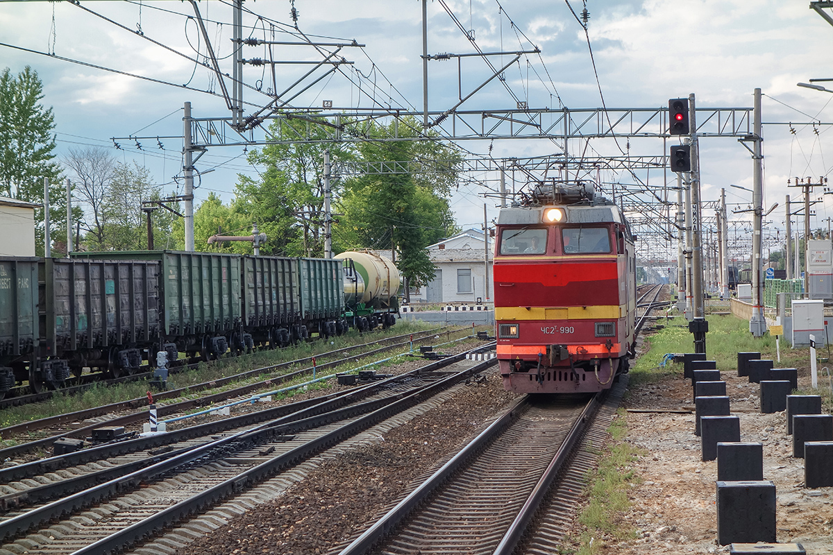 Электровоз ЧС2Т-990 на станции Решетниково