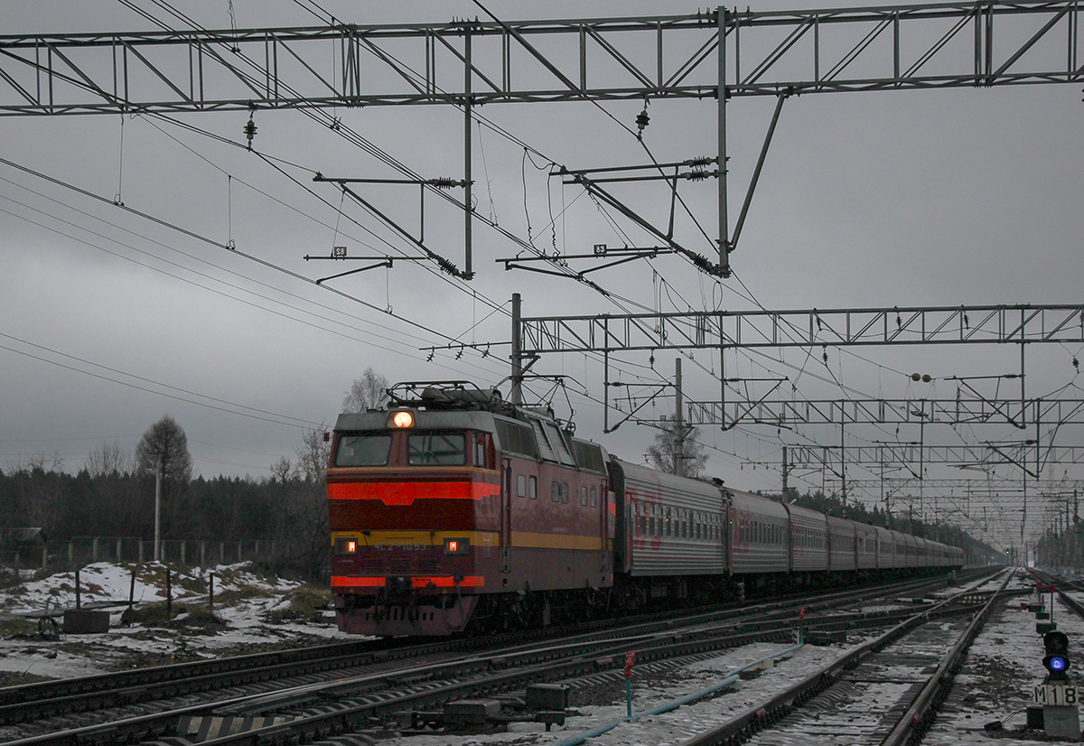 Электровоз ЧС2Т-1053 с поездом на станции Решетниково