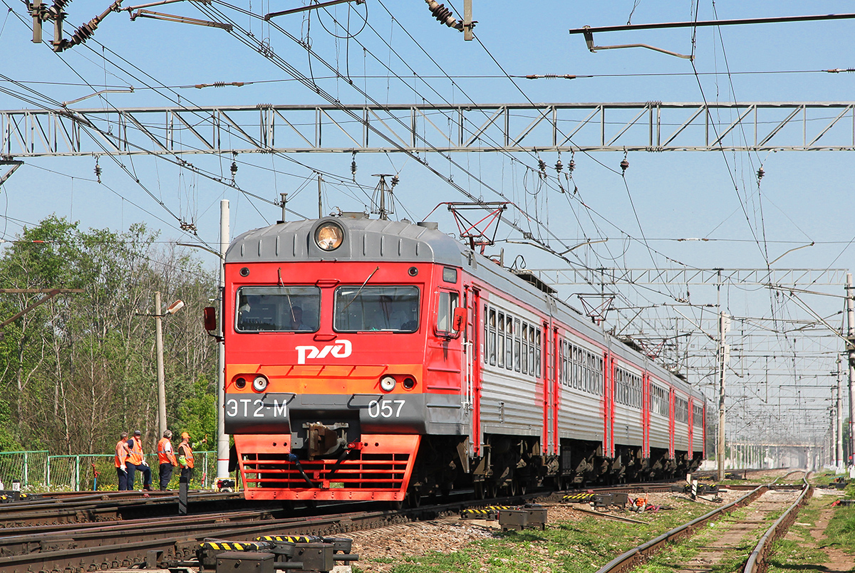 Электропоезд ЭТ2М-057 на станции Редкино