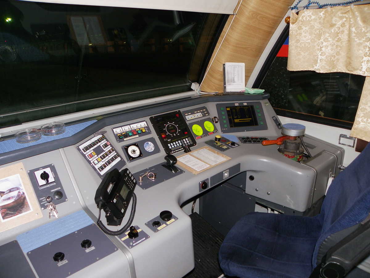 Кабина головного вагона №00501 дизель-электропоезда ДТ1-005, вид правой стороны, рабочее место машиниста