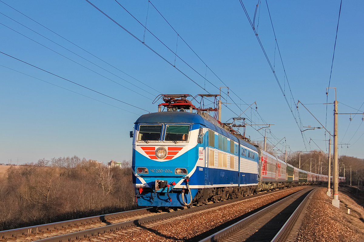 Электровоз ЧС200-004 с поездом Санкт-Петербург — Москва на перегоне Клин — Подсолнечная