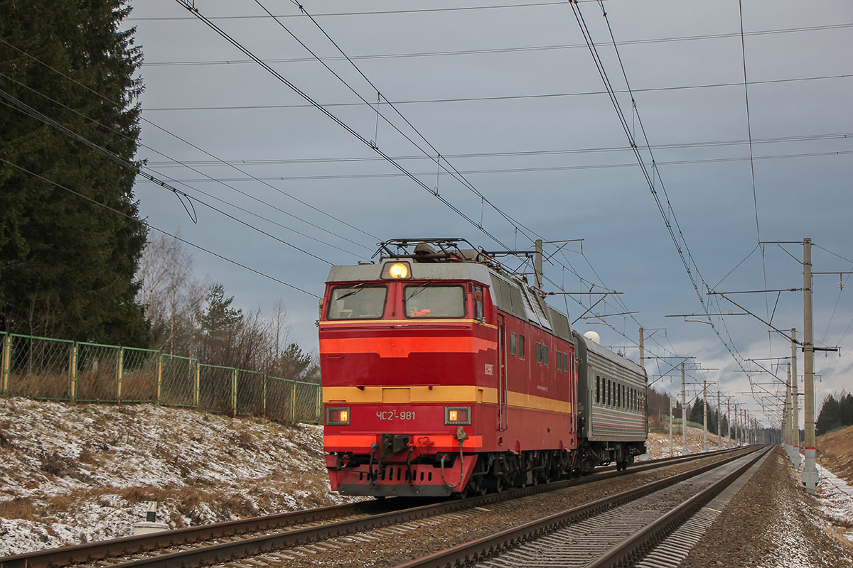 Электровоз ЧС2Т-981 с вагоном, перегон Боровёнка - Окуловка