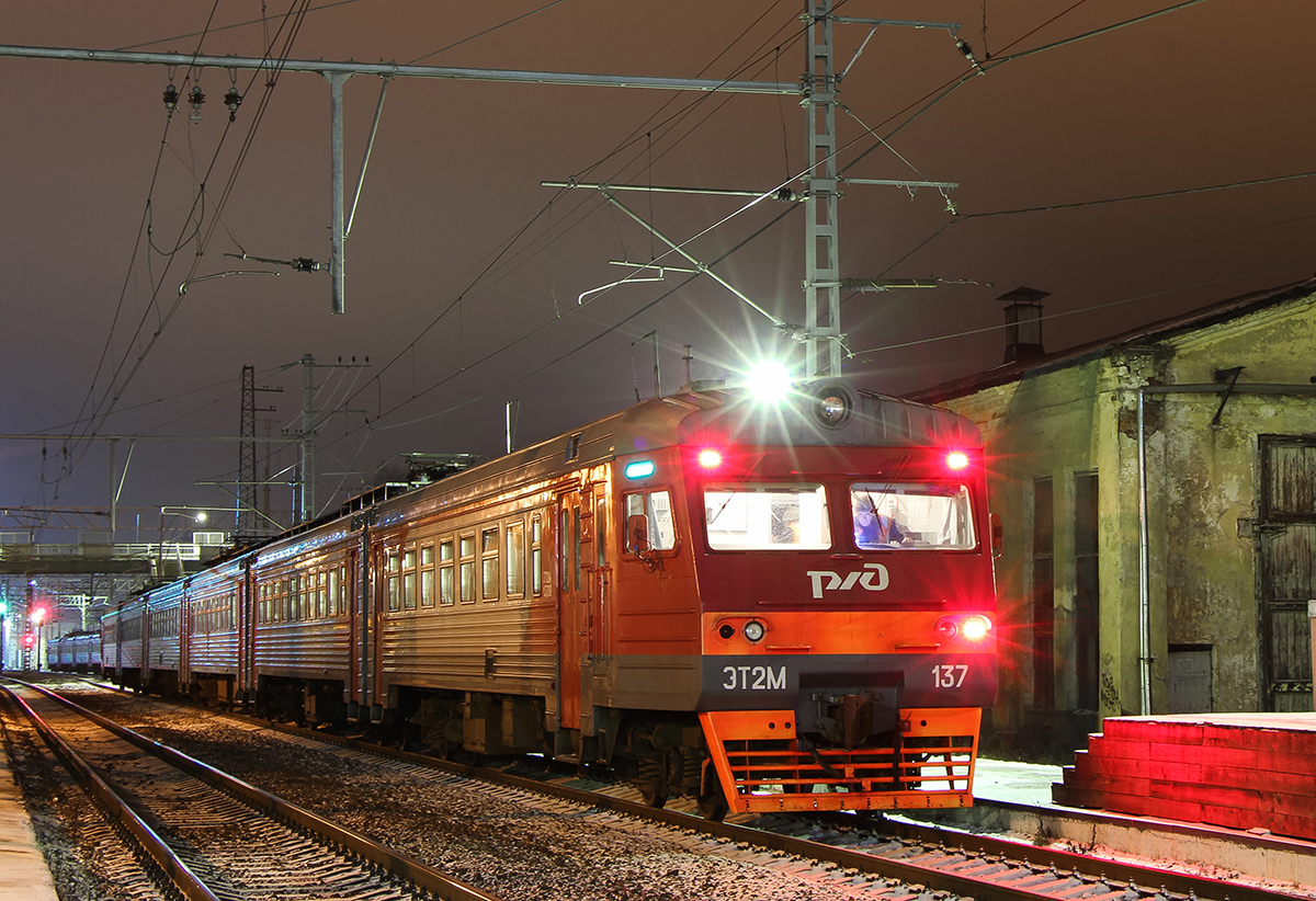Электропоезд ЭТ2М-137 на станции Малая Вишера
