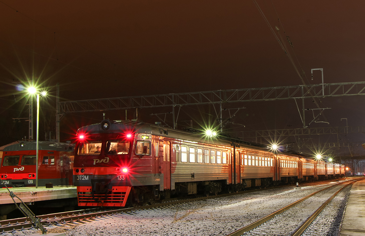 Электропоезд ЭТ2М-133 на станции Малая Вишера