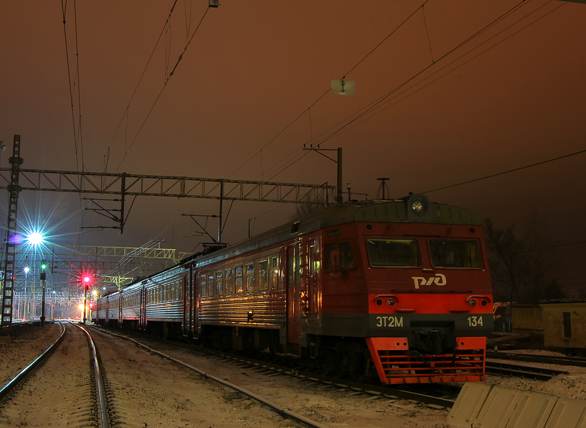 Электропоезд ЭТ2М-134 на станции Малая Вишера