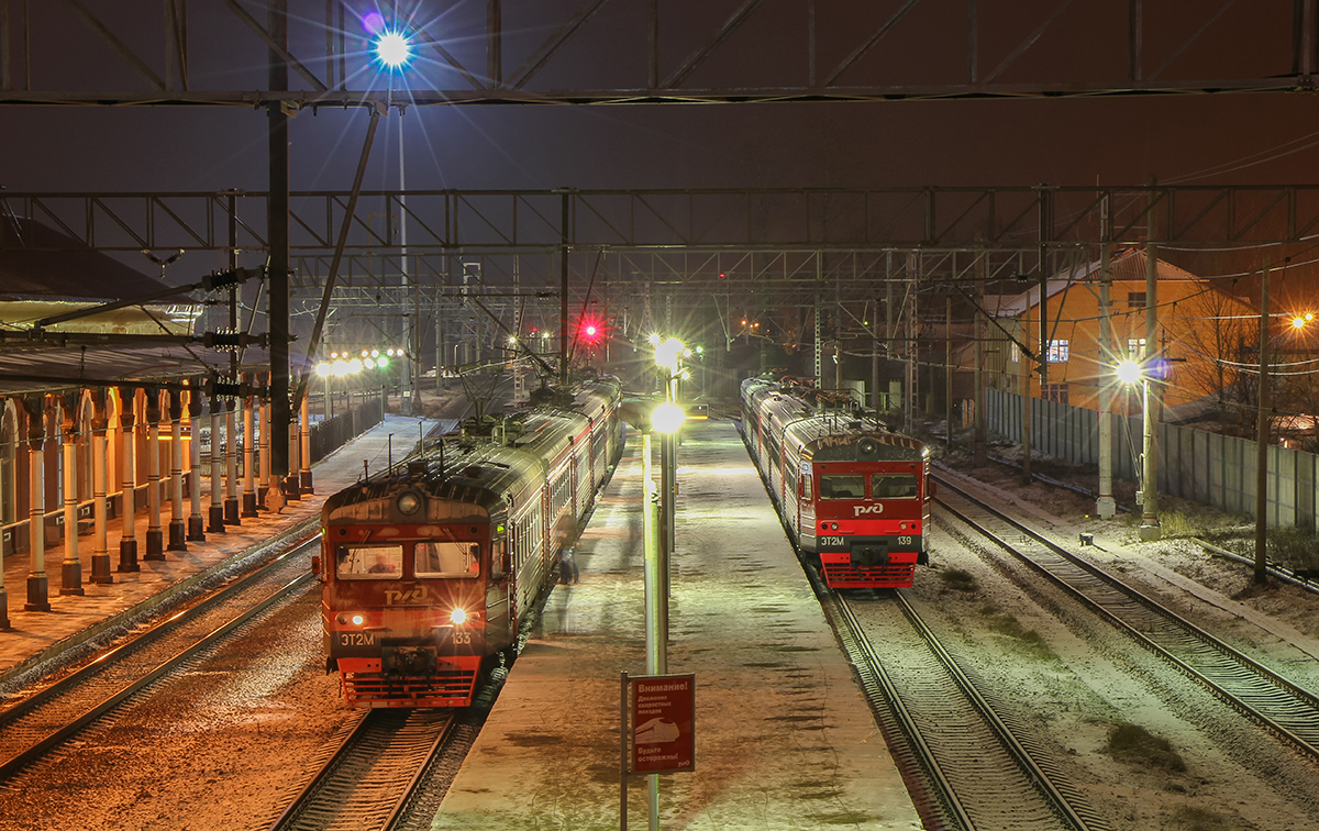 Электропоезда ЭТ2М-133 и ЭТ2М-139 на станции Малая Вишера