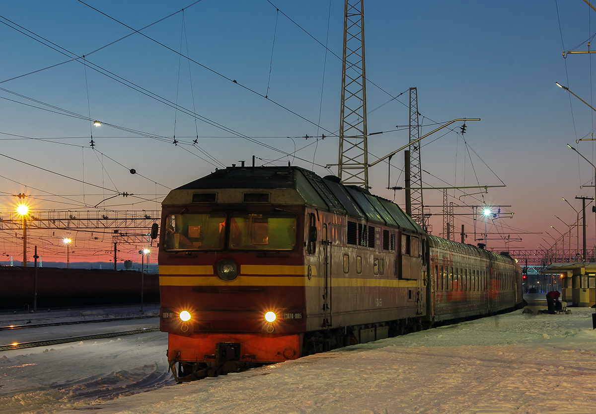 Тепловоз ТЭП70-0185 с пассажирским поездом, станция Ярославль-Главный
