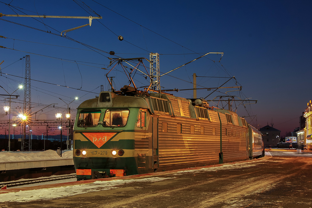 Электровоз ЧС7-278 с пассажирским поездом, станция Ярославль-Главный
