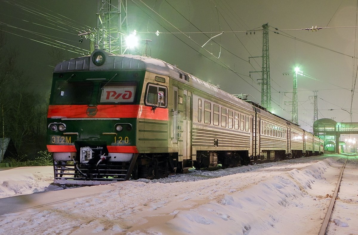 Электропоезд ЭТ2М-120 на станции Бологое-Московское