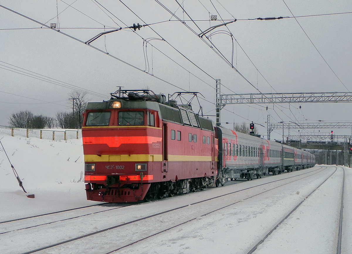 Электровоз ЧС2Т-1002 с пассажирским поездом на перегоне Бологое-Московское - Березайка