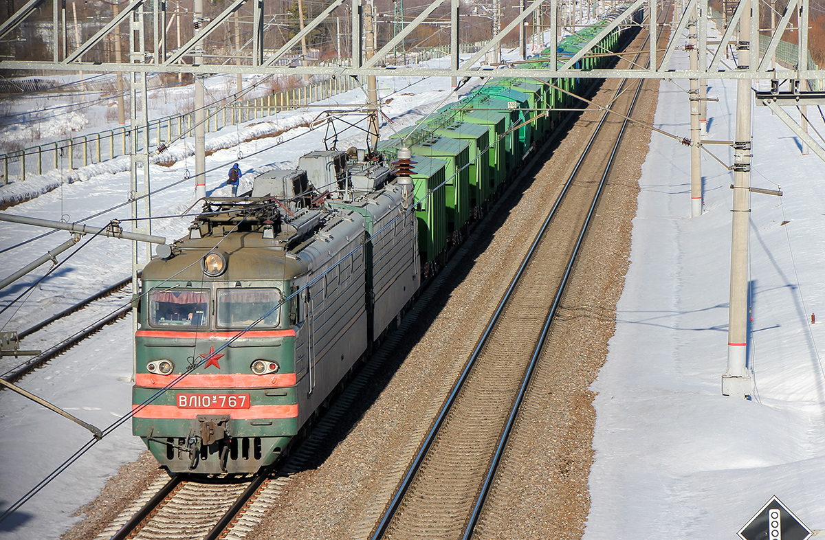 Электровоз ВЛ10У-767 с грузовым поездом, станция Калашниково