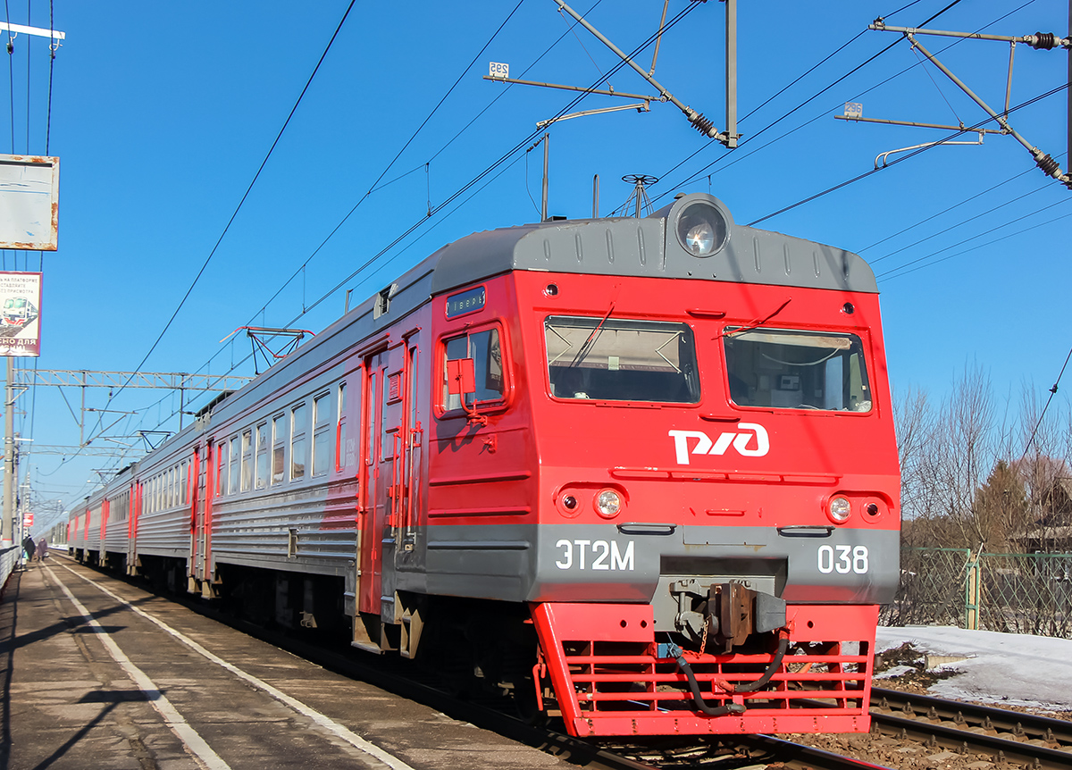 Электропоезд ЭТ2М-038 у платформы Барановка