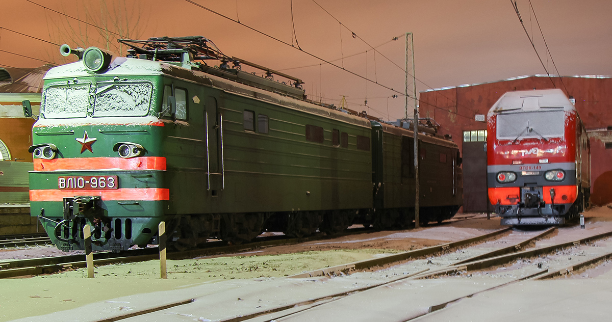 Электровозы ВЛ10-963 и ЭП2К-149 на станции Тверь