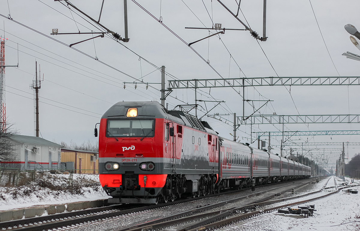 Электровоз ЭП2К-211 с фирменным поездом "Слава" проследует ст. Леонтьево
