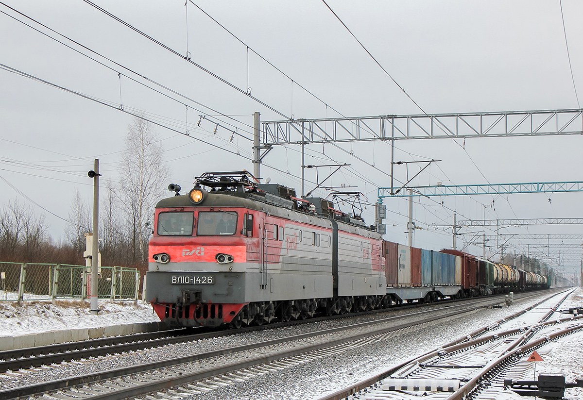 Электровоз ВЛ10-1426 с грузовым поездом, станция Леонтьево