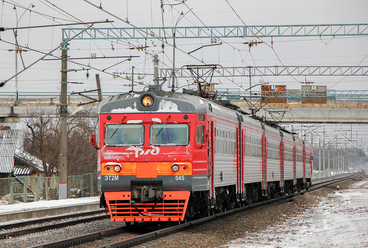 Электропоезд ЭТ2М-045 прибывает на станцию Леонтьево