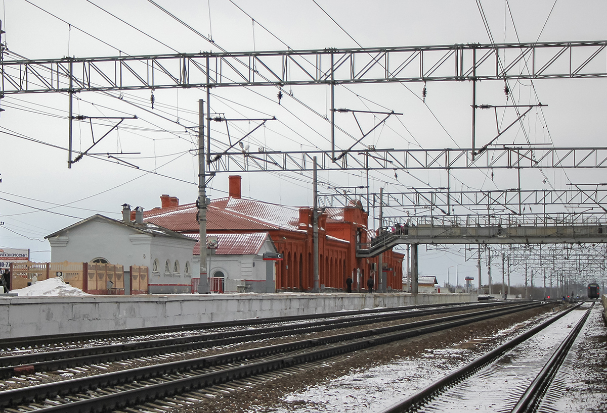 Основное здание вокзала станции Вышний Волочёк